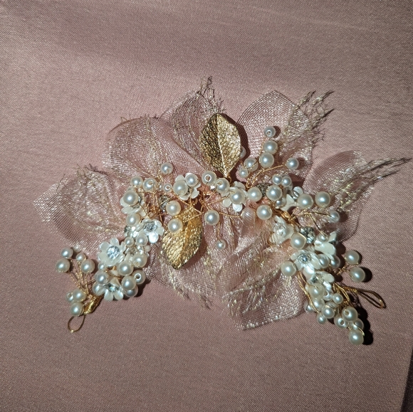 Pearl & Flower Hairpiece - Picture 5 of 5